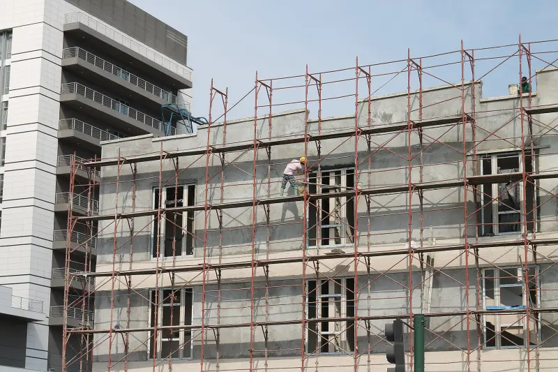 Mason on the scaffold in Accra
